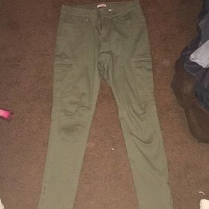 Hi I am selling camo pants